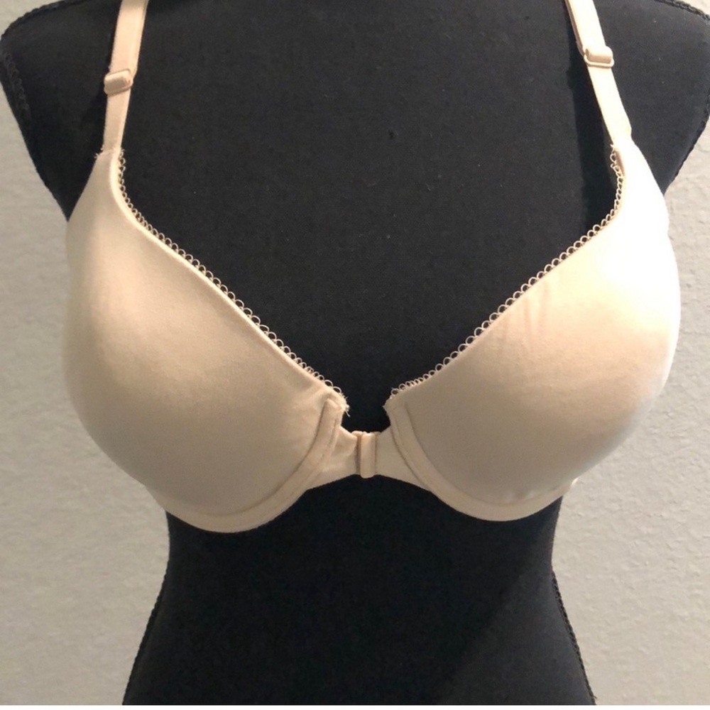Victoria's Secret underwire racer back T-shirt bra. Front closure. Very good
